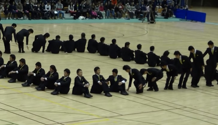 Esta exhibicion de marcha sincronizada japonesa es tan perfecta que quedaran hipnotizados - 2