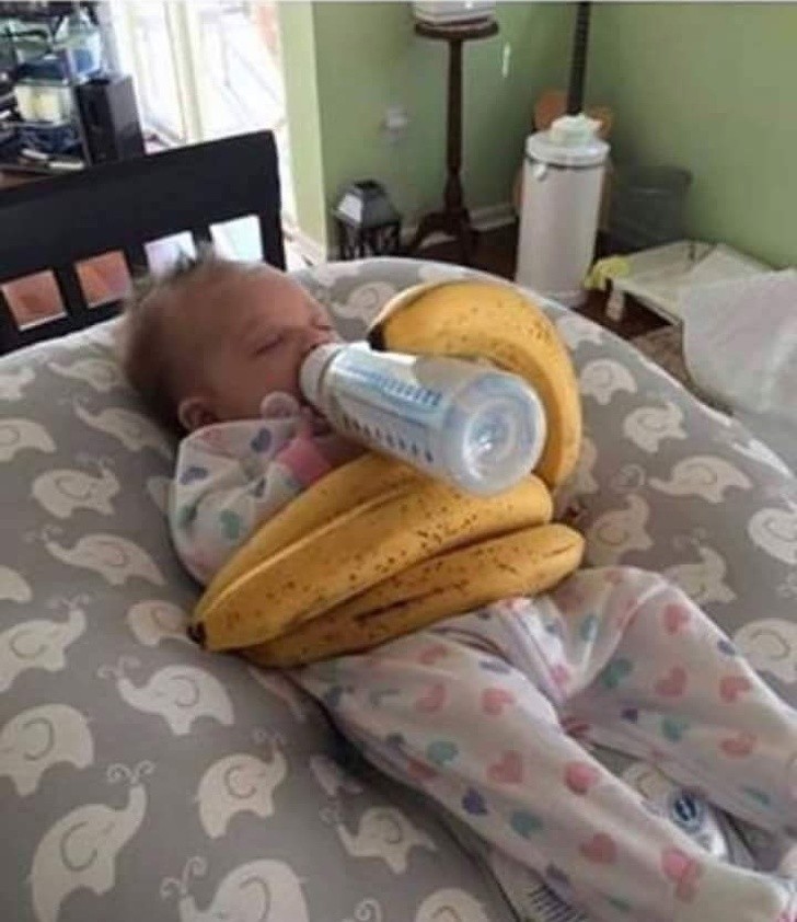 1. Mami musste für eine Sekunde weg, also bekommt das Baby Bananen