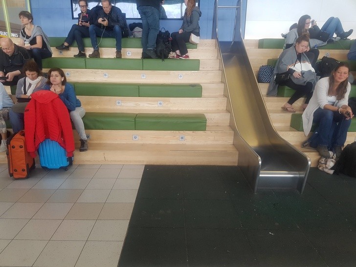 6. Nella sala d'attesa dell'aeroporto c'è uno scivolo per bambini