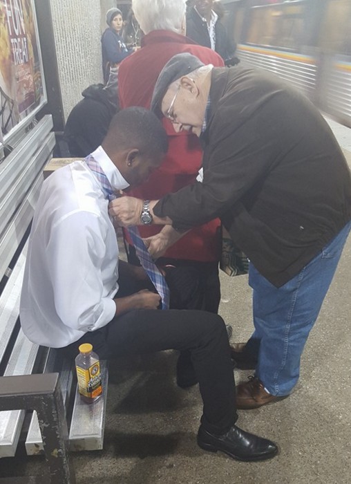 2. Een oudere man hielp een jongeman een das te strikken. Een echte heer!