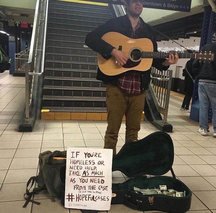 3. Questo musicista invita i senzatetto a prendere le monete di cui hanno bisogno, donate dai passanti.