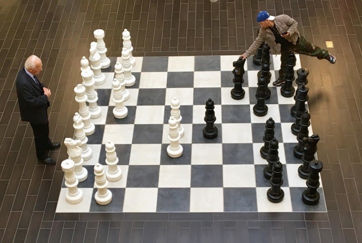 4. Deze oudere man wachtte voor het schaakbord totdat iemand zou stoppen om met hem te spelen, en toen kwam deze man langs.