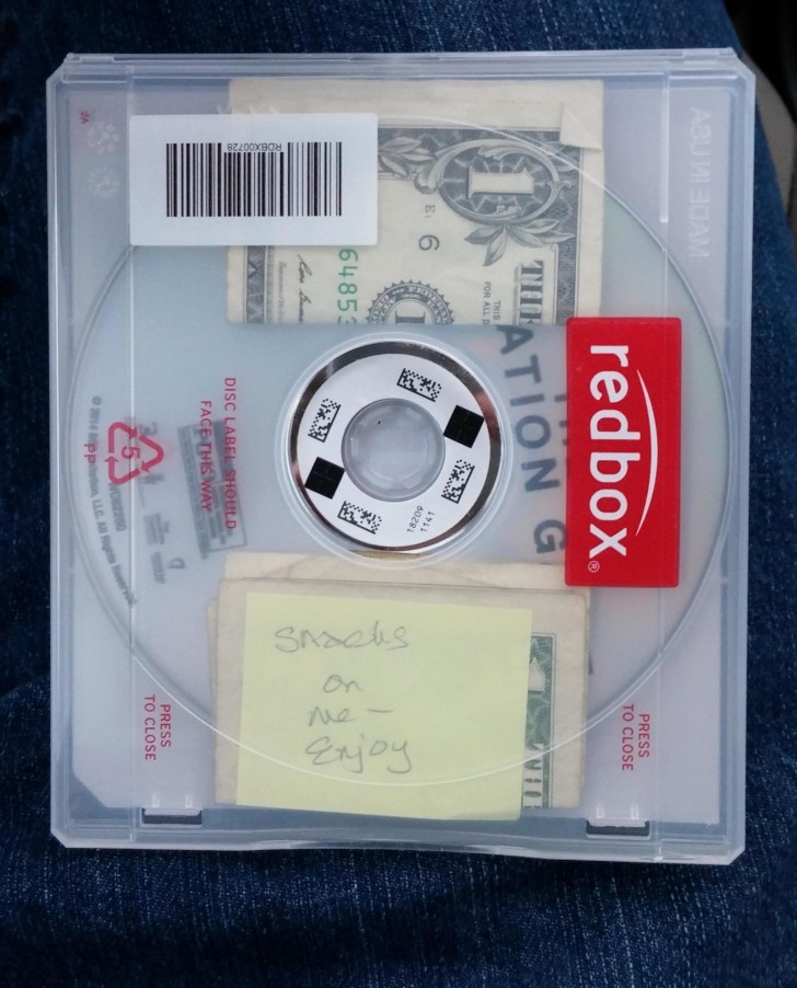 6. Jemand hat Geld in einer DVD-Hülle zum Ausleihen gelassen.