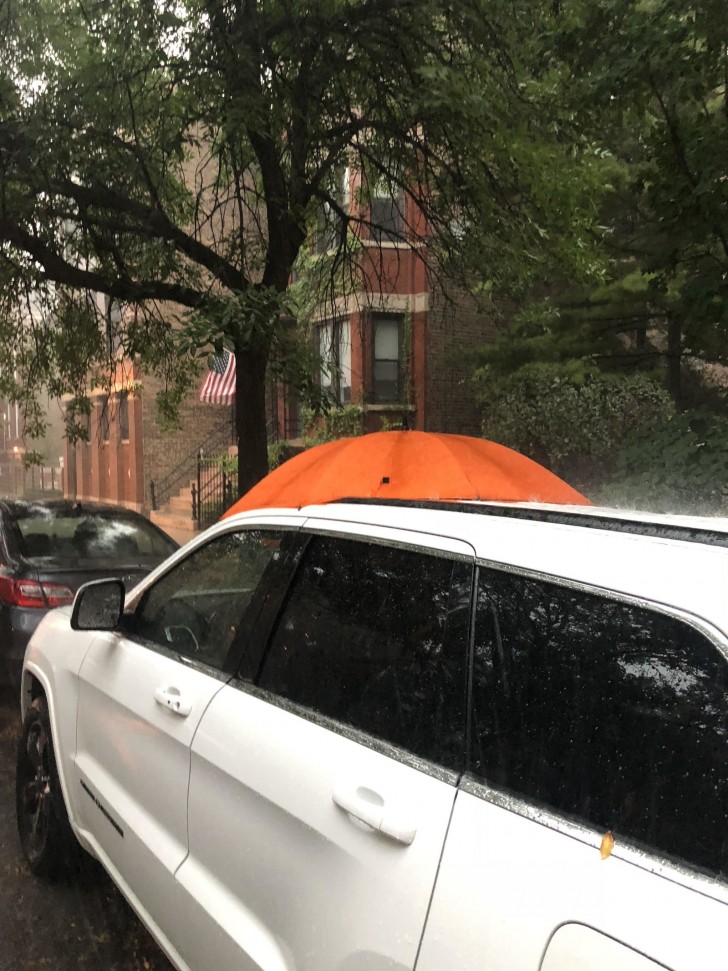 8. E uma pessoa viu que o teto do carro estava aberto e resolveu proteger com um guarda-chuva.