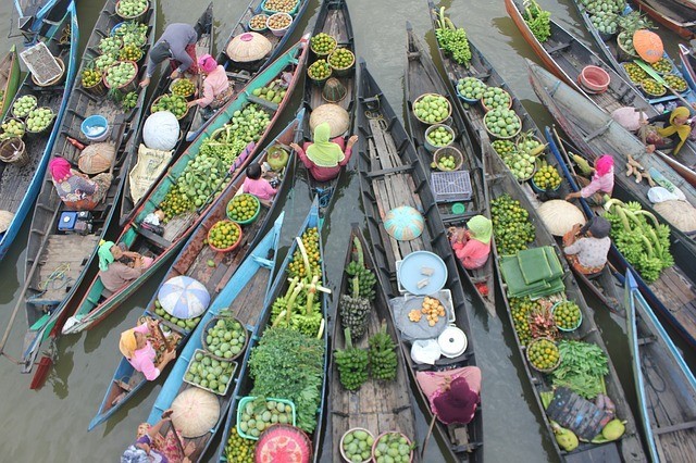 2. Les marchés "flottants" sont célèbres et caractéristiques pour leurs produits et les centaines de bateaux disséminés sur les canaux.