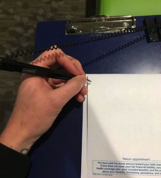 13. Les stylos attachés sont le pire outil pour un gaucher.