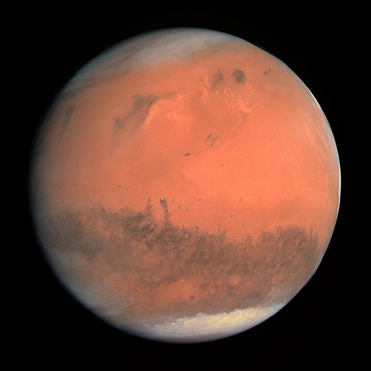 3. Mars n'est pas rouge lorsqu'on l'observe de près