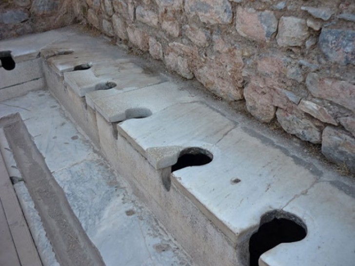 Les premiers WC avec "chasse d'eau"