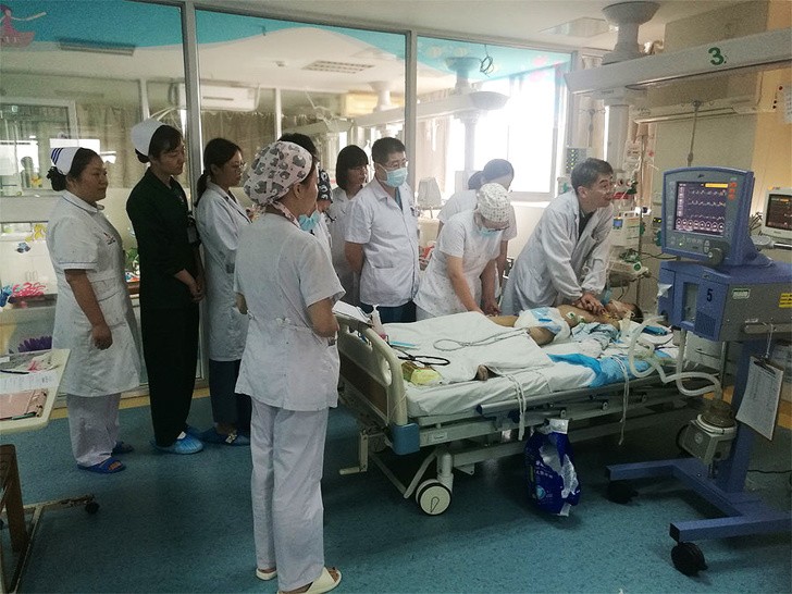 8. Dans un hôpital chinois, 30 médecins ont pratiqué la réanimation cardio-pulmonaire pendant 5 heures sur un enfant dans l'attente des spécialistes. L'enfant est maintenant en sain et sauf.