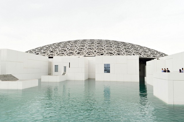 Der Louvre von Abu Dhabi verfügt über eine riesige perforierte Kuppel mit einem Durchmesser von 180 Metern.