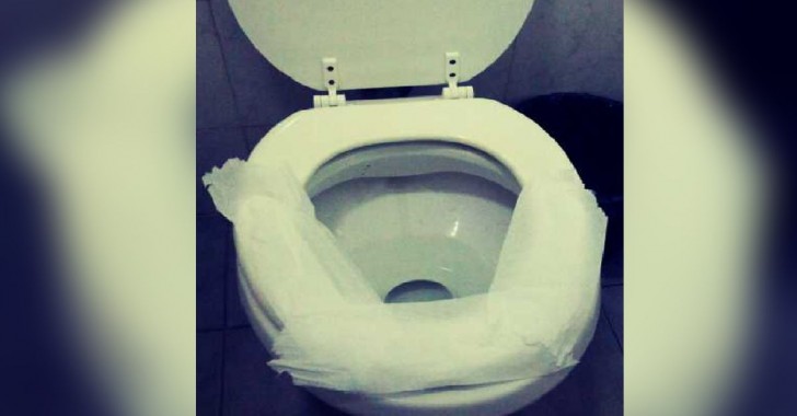 Bei der Benutzung einer öffentlichen Toilette ist es praktisch nutzlos, die Klobrille mit Toilettenpapier zu bedecken - 1