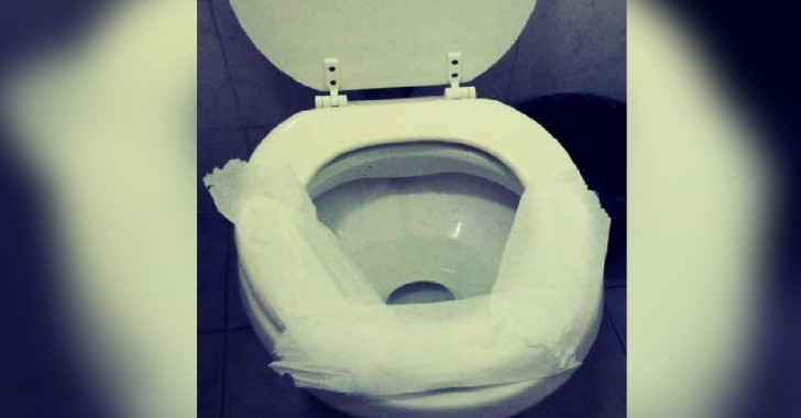 Cuando se usa un baño público, cubrir la tabla con el papel higiénico es prácticamente inútil - 1