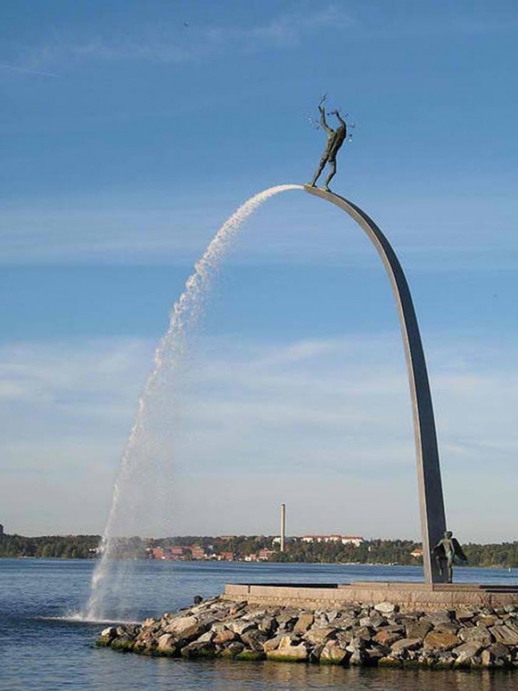 11. La sculpture "Dieu sur l'arc du ciel" à Stockholm, Suède