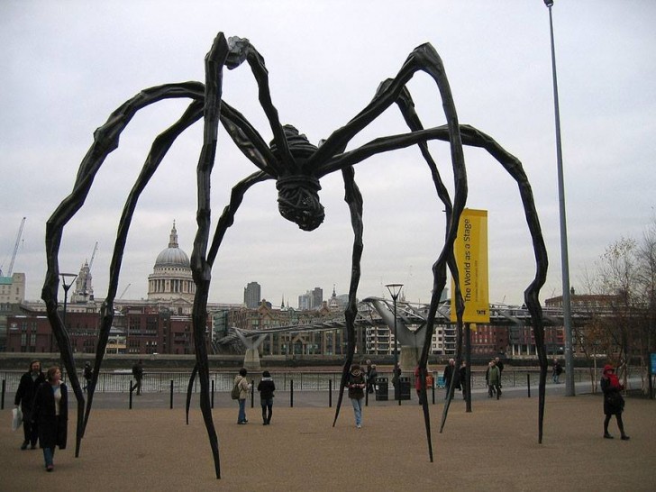 14. Sculpture intitulée "araignée" exposée à la Tate Modern à Londres