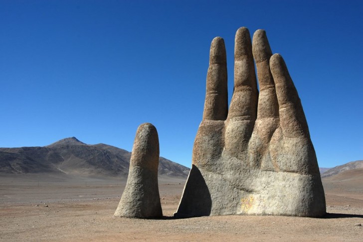 2. La main géante dans le désert d'Atacama, Chili
