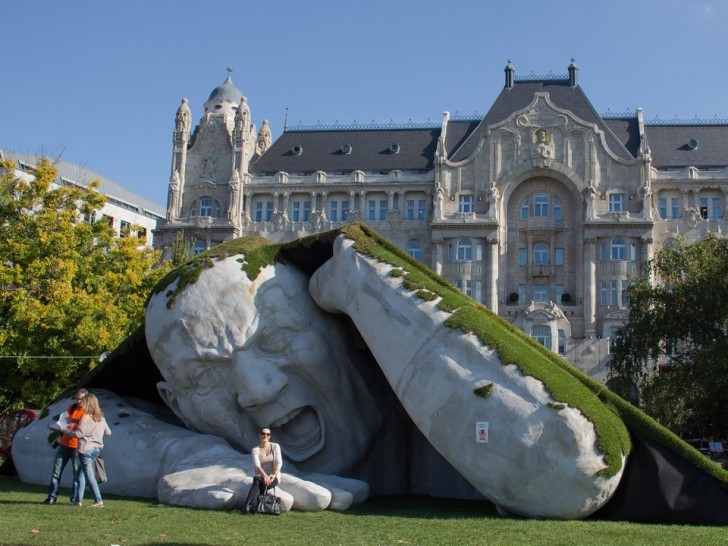 6. "Ripped Up", la sculpture d'un géant sortant de terre à Budapest, Hongrie