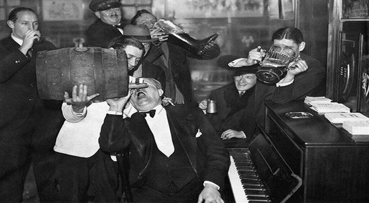 9. Uomini festeggiano la fine del proibizionismo dell'alcool negli Stati Uniti , 1933