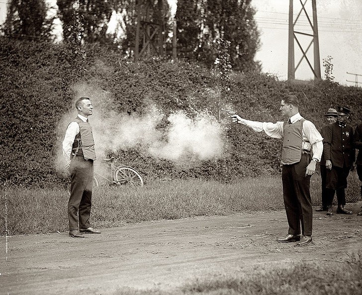 11. Essai d'un gilet pare-balles, 1923
