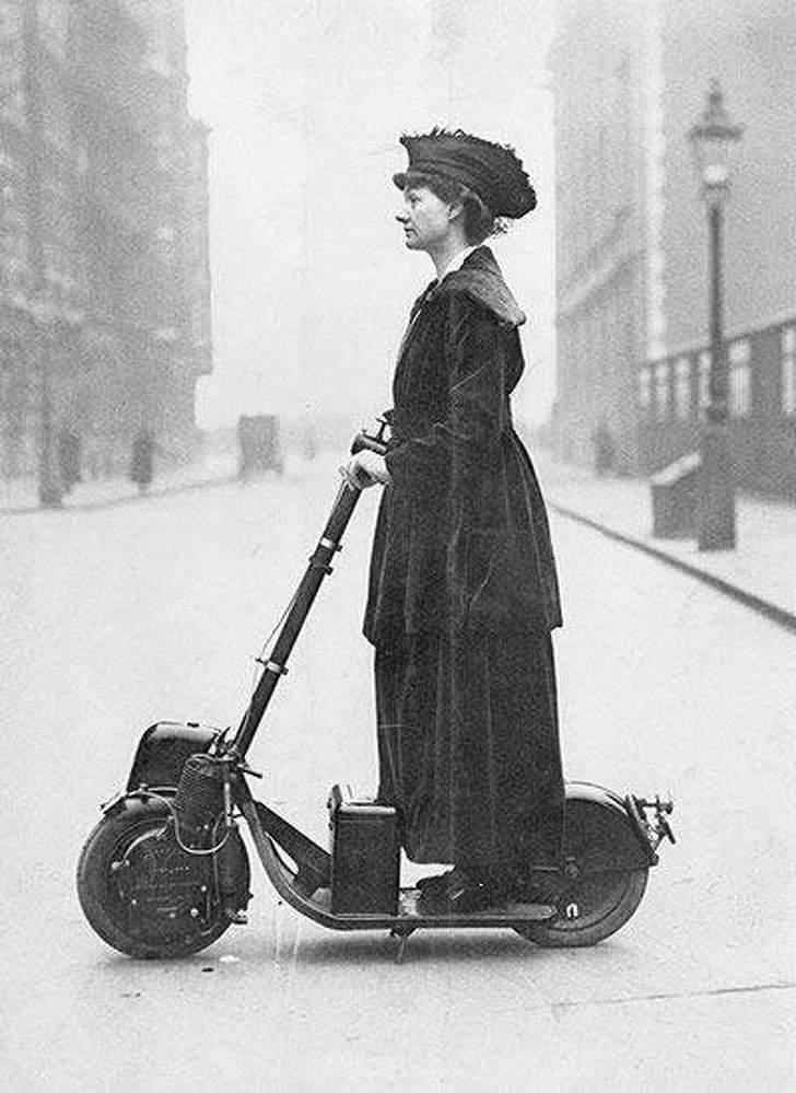 3. Una donna sopra un autopede, 1916