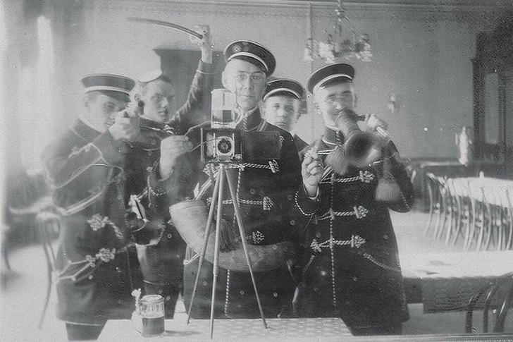 7. I membri della banda tedesca si scattano un selfie, 1912