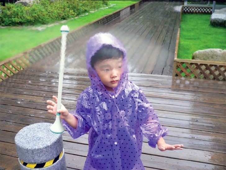 10. Ein transparenter Regenschirm, der mit Luft vor Regen schützt.