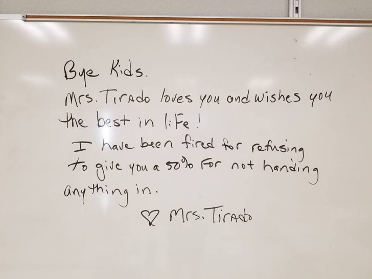 "Hallo Leute, Professorin Tirado liebt euch und wünscht euch alles Gute im Leben! Ich wurde gefeuert, weil ich mich weigerte, jemandem eine 5 zu geben, der sich nicht einmal die Mühe machte, den Job zu erledigen. In Liebe, Frau Tirado."