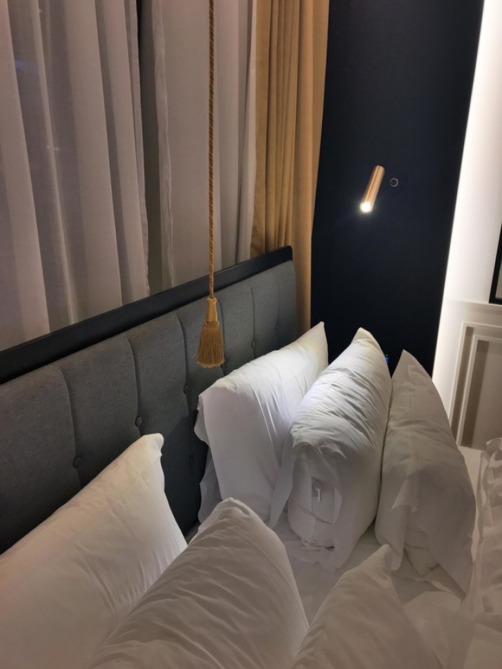 Das Seil über diesem Bett ermöglicht es Ihnen, das Licht des Raumes einzuschalten.... sehr elegant und klassisch.