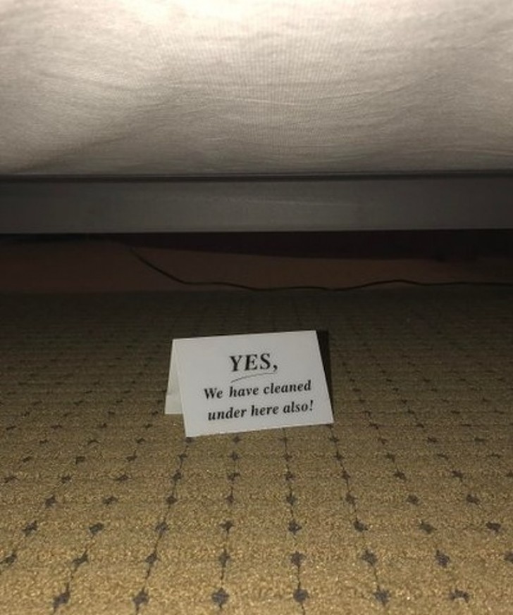 12. Ce petit message sous le lit nous fait savoir que le nettoyage a été fait à fond, même là !