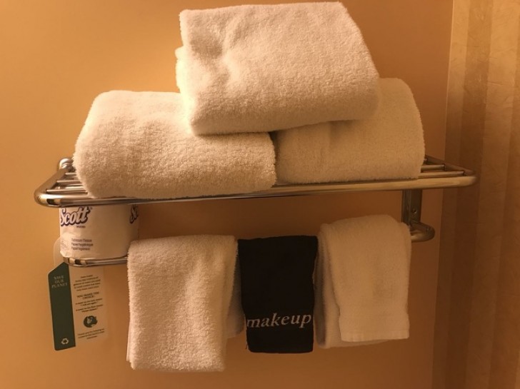 13. La salle de bain de cet hôtel est équipée d'une serviette foncée, spécialement conçue pour se démaquiller.