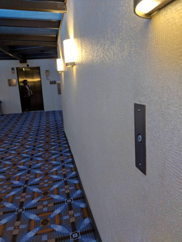 2. In diesem Gebäude gibt es Tasten, um den Aufzug in der Nähe der Türen anzurufen: Auf diese Weise wird der Aufzug in der Zeit, in der Sie vor der Tür stehen, dort sein, um zu warten.