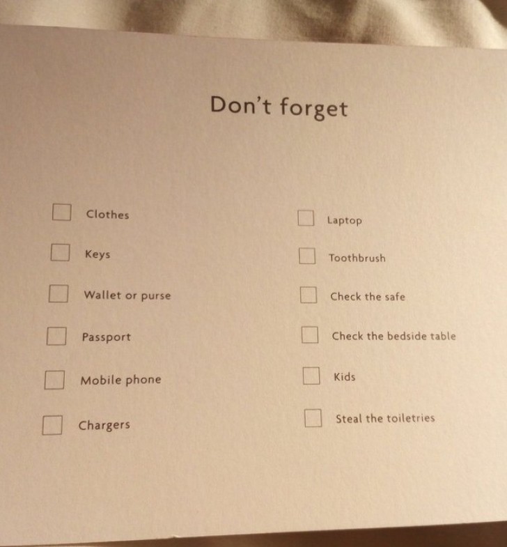9. Diese Einrichtung hinterlässt Ihnen eine Liste von Dingen, die Sie vor Ihrer Abreise nicht vergessen sollten; einer der Punkte lädt Sie ein, Produkte aus dem Badezimmer mitzunehmen!