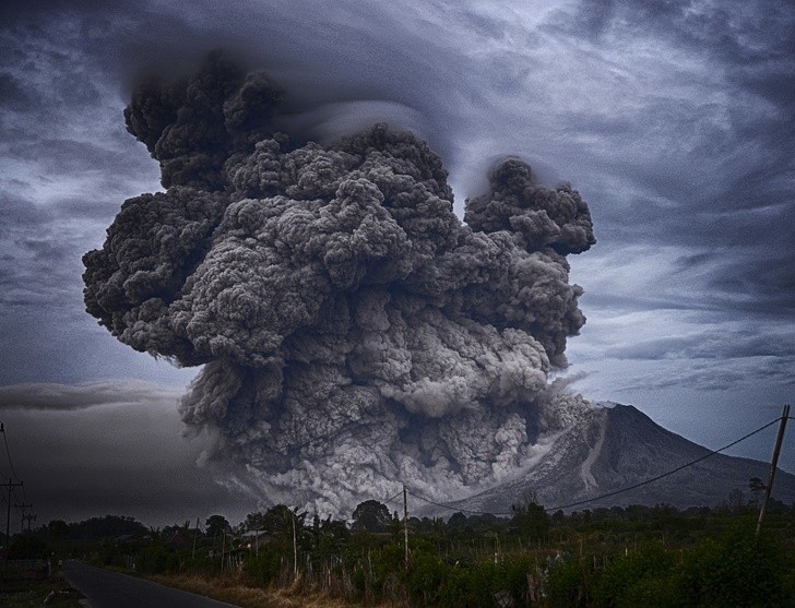 17. Le gigantesque nuage de cendres et de lapilli d'un volcan en éruption
