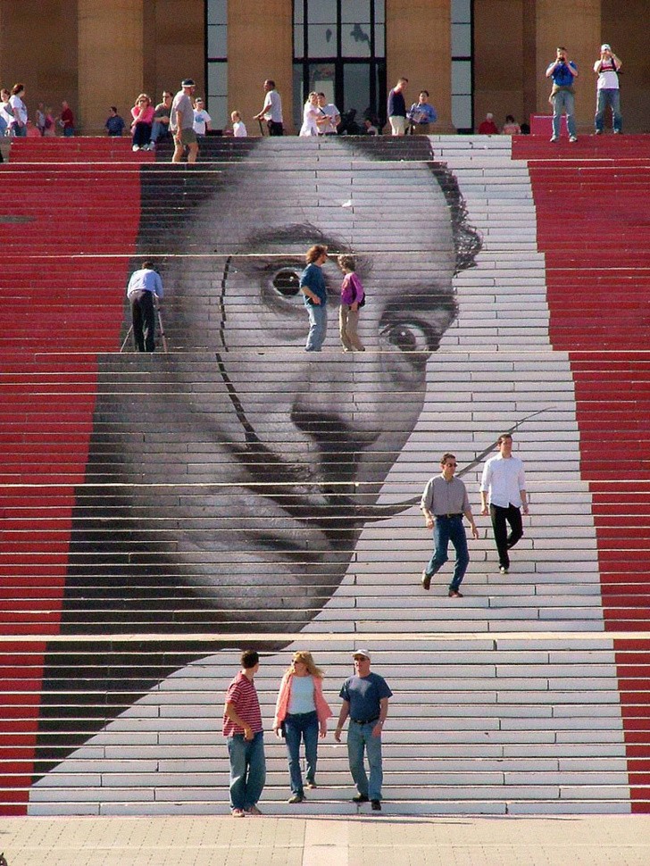 1. Salvador Dalì auf der Treppe des Kunstmuseums in Philadelphia
