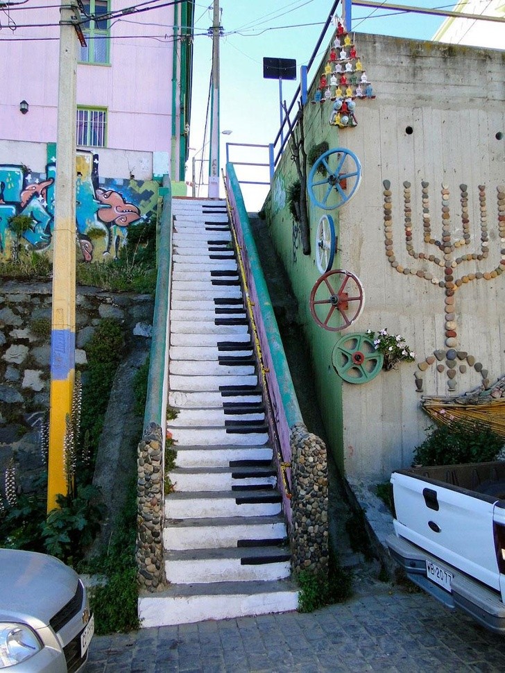 10. Een piano op deze trap in Valparaiso, Chili