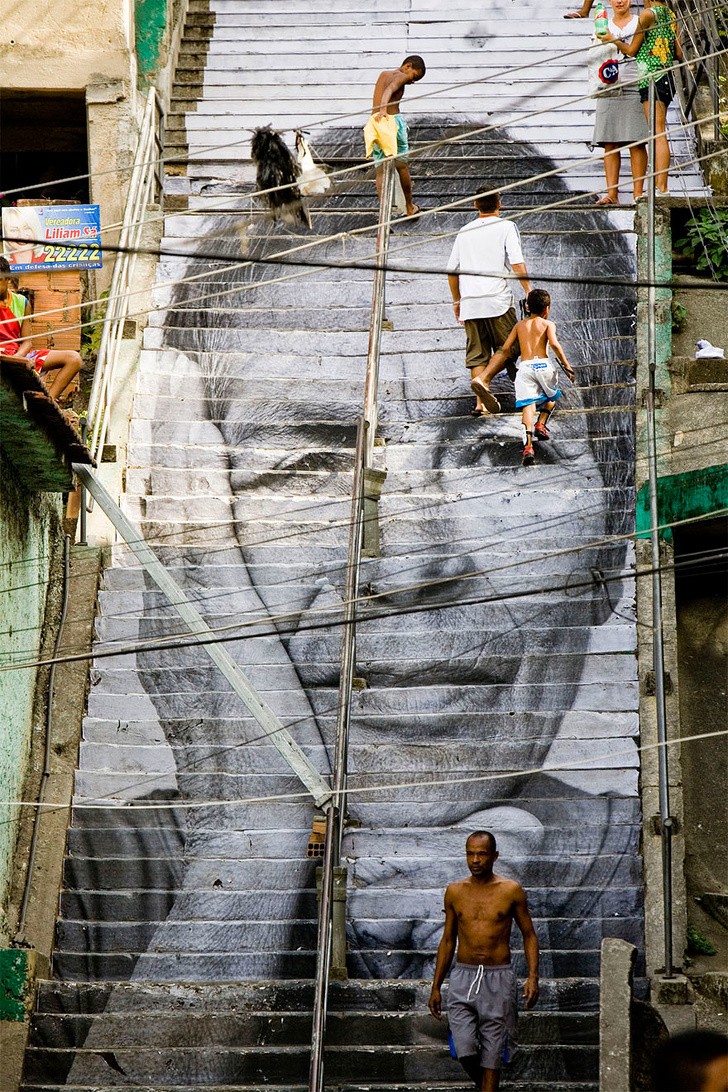 11. Portrait en noir et blanc sur les marches de Morro da Providência, à Rio de Janeiro