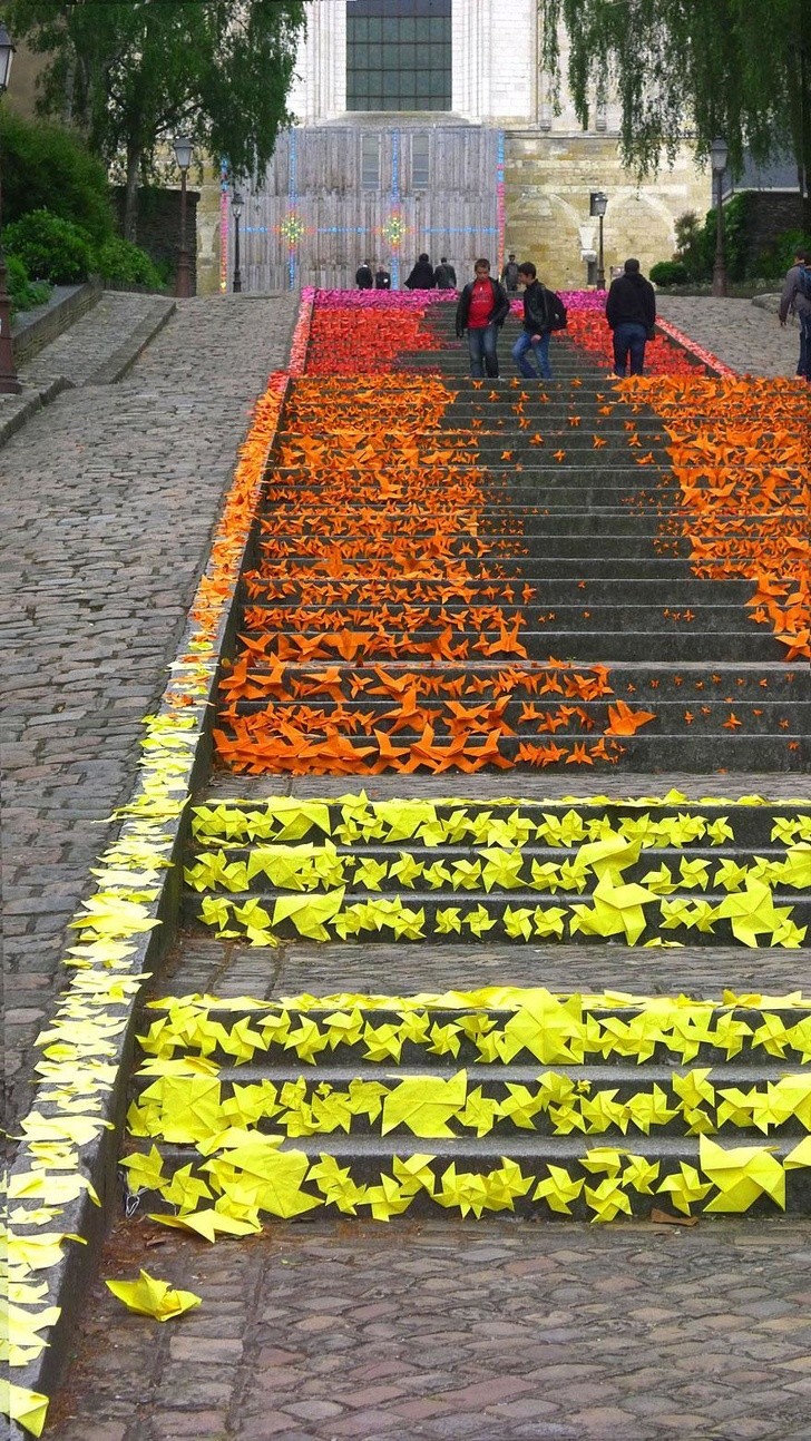 4. Origami op de treden van deze trap in de Franse stad Angers