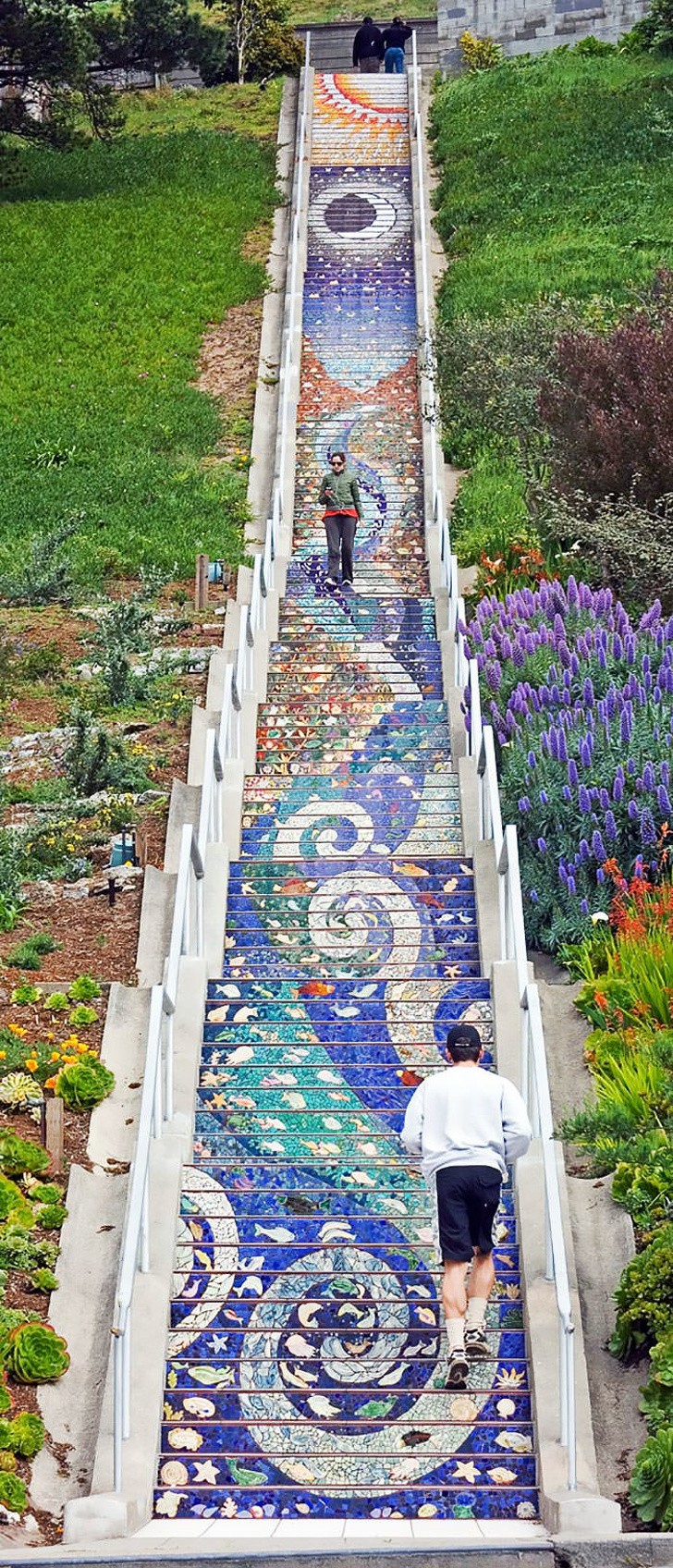 8. Les mosaïques d'Aileen Barr et Colette Crutcher sur les escaliers de San Francisco