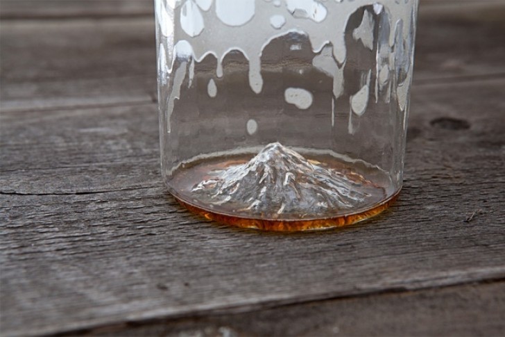 7. Une marque a décidé d'imprimer sa marque dans des bouteilles de bière, créant ainsi un fond en forme de montagne.