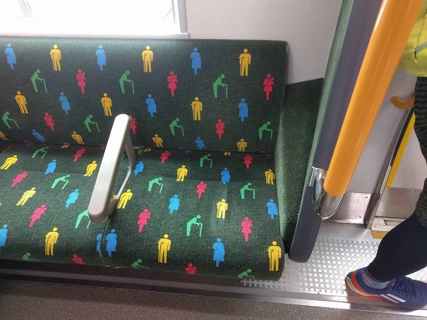 1. Les motifs des sièges des transports publics indiquent quels sièges sont réservés aux personnes âgées, aux handicapés ou aux femmes enceintes.