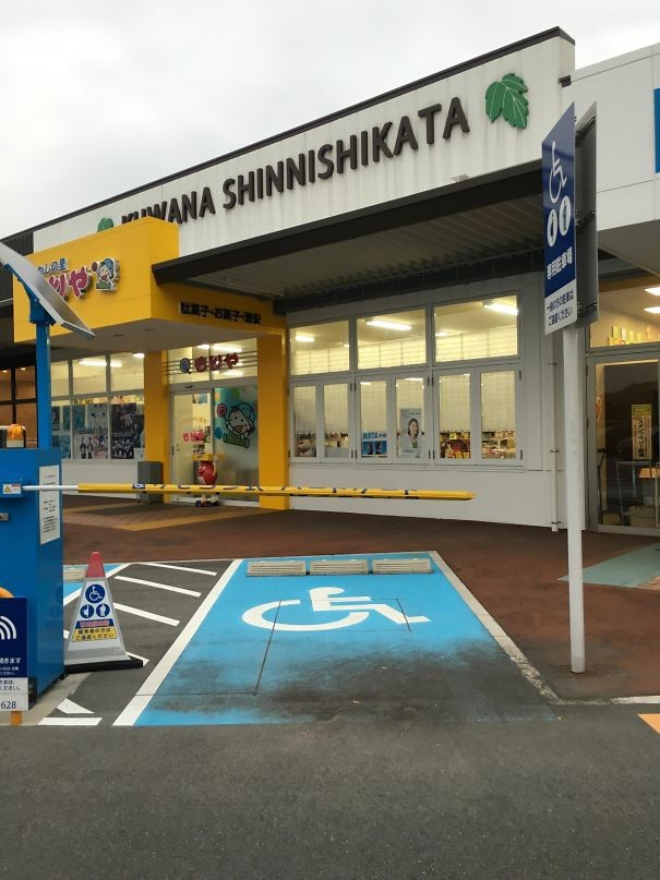 2. Au Japon, les places de stationnement pour handicapés ne sont accessibles que si vous avez la télécommande qui ouvre la barre.