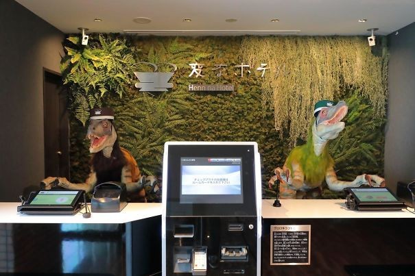 4. Cet hôtel de Tokyo dispose de deux robots en forme de dinosaures à la réception.