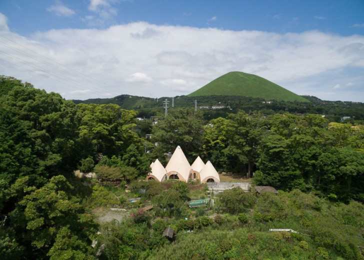 La casa si trova in un boschetto che fa parte della foresta Itous-shi, nella prefettura di Shizuoka, ed è realizzata in legno e cemento