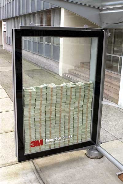 9. La publicité d'un verre de sécurité. L'argent à l'intérieur est réel !