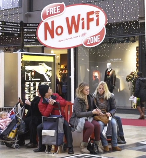 19. Une zone sans wi-fi, idéale pour converser. Le tout sponsorisé par Kit-Kat.