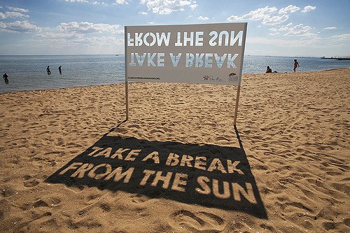 4. Te veel zonnen is slecht voor je... Dankzij dit bord word je daar op een originele manier aan herinnerd! "Neem even een pauze van de zon"