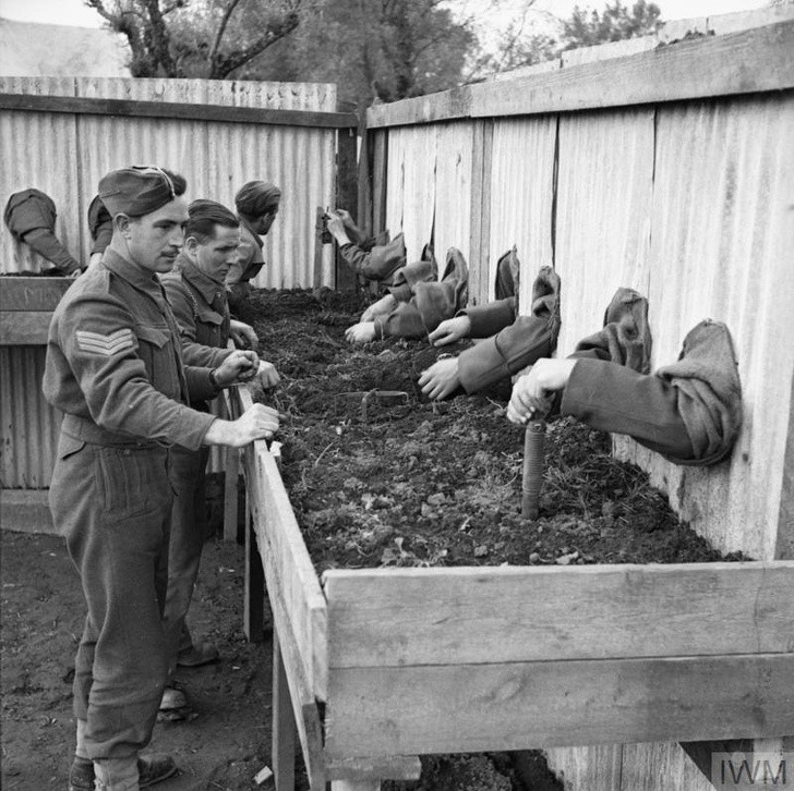 1. Soldats anglais pendant la formation d'inspection des mines, afin d'être capables de les désamorcer même dans l'obscurité, 1943.