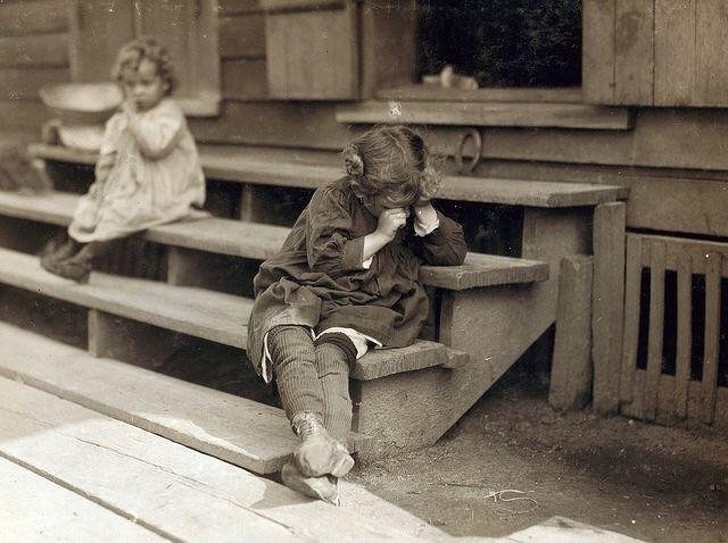 11. Ein kleines Mädchen weigert sich, fotografiert zu werden, nachdem es einen ganzen Tag gearbeitet hat, 1911.