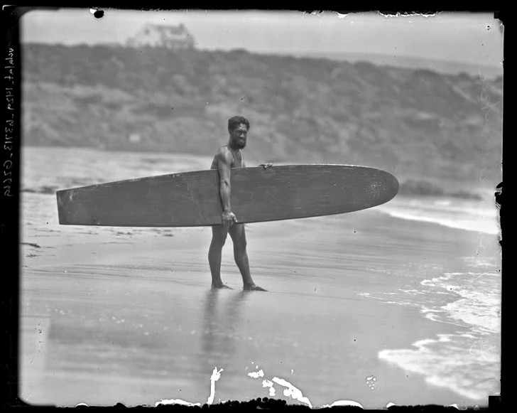 13. Duke Kahanamoku, l'homme qui a fait connaître le surf au monde entier, Hawaii, 1920.