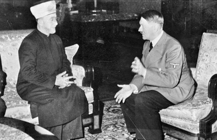 18. Adolf Hitler beim Treffen mit Amin al-Husseini, radikaler nationalistischer Führer, Deutschland, 1941.