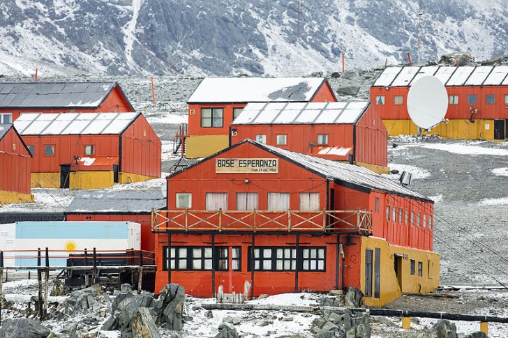 10. In Antarctica zijn er twee nederzettingen waar mensen wonen